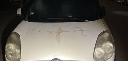 Hanau: Autos und Häuser offenbar mit Hakenkreuzen aus Blut beschmiert