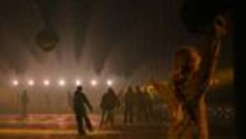 Dark Matter in Berlin: Neue Ausstellung: Unter Lichtkunst Schlittschuh fahren