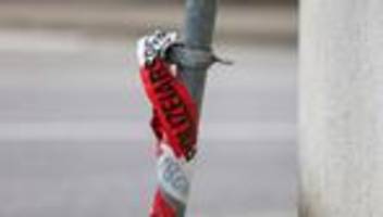 Nach Durchsuchung: Polizei wertet neue Spuren in Cold Case um getötete Frau aus