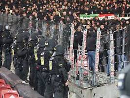 polizei setzt schlagstöcke ein: feyenoord-hooligans nehmen stuttgarter busse und stadion auseinander