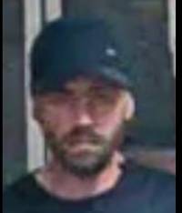 Mann schießt in Berlin auf U-Bahn – Polizei fahndet mit Fotos