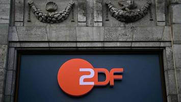 polizeieinsatz am zdf-hauptstadtstudio: personen rufen parolen im gebäude