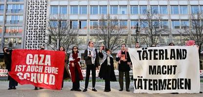 Berlin: Pro-Palästina-Aktivisten demonstrieren in Eingangsbereich des ZDF-Hauptstadtstudios