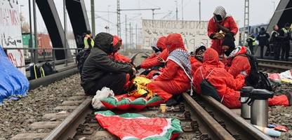 Israel-Gaza-Krieg: Aktivisten protestieren im Hamburger Hafen gegen Waffenlieferungen