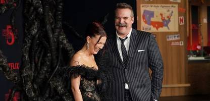 »Stranger Things«: Millie Bobby Brown und David Harbour umarmen sich bei Premiere in Hollywood