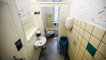 schmutz, gestank, vandalismus: schultoiletten sind oft ekel-orte