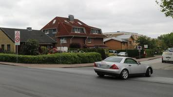 vater schützt spielende kinder vor suv und wird leicht verletzt