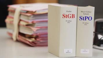 azubi will von kollegin nachhilfe – dann sticht er ihr in den hals