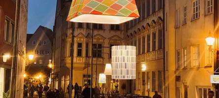 Altstadt in Augsburg leuchtet: Stimmungsvolle Momente dank bunter Lampenschirme