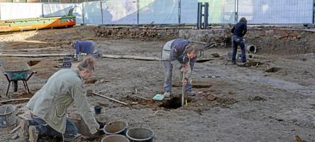 Archäologen graben auf dem Augsburger Stadtmarkt – und sind bereits fündig geworden