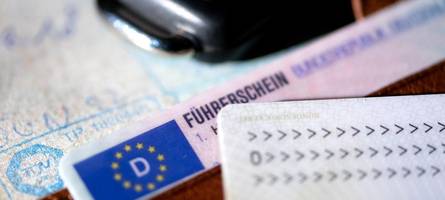 Autofahrer gibt Führerschein bei Polizei in Augsburg ab und fährt danach mit seinem Auto weg