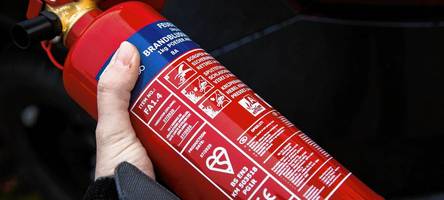 drei jugendliche entwenden feuerlöscher und sprühen herum