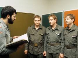 wehrdienst: umzingelt von hedonisten