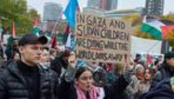 Demonstration: Hunderte gehen für Nahost und Afrika auf die Straße