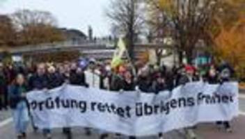 Demonstration: Tausende fordern Grundgesetz-TÜV für rechtsextreme Parteien