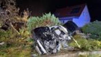 Verkehr: Auto mehrfach überschlagen - Unfall endet im Vorgarten