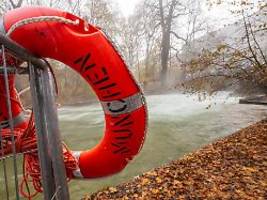 Experten schaffen kein Wunder: Münchens Eisbachwelle kommt vielleicht erst im Frühling zurück