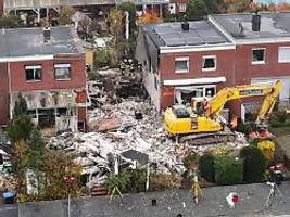 leichenspürhunde im einsatz: hausexplosion: retter stellen suche nach 83-jährigem ein