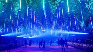 Mit Lichtkunst und Bass: Ist das Berlins spektakulärste Eisbahn?