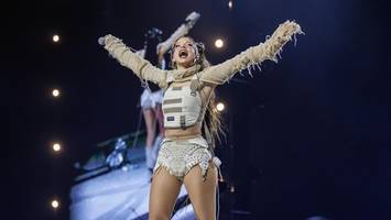 nina chuba in hamburg: auch eine gigantin braucht mal eine pause