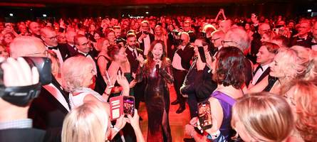 vicky leandros verzaubert augsburg: die shows und aktionen des presseballs in bildern