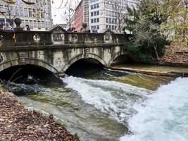Kaputte Eisbachwelle: Es bleibt ein nasses, lautes Durcheinander