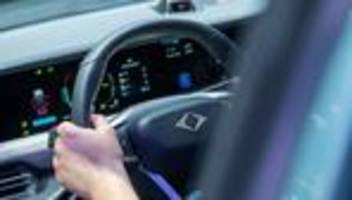 Illegale Fahrstunde: Neunjähriger soll unter Papas Anleitung Autofahren üben