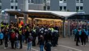 Rheinisches Derby: Bus von Köln-Fans beschädigt - Polizist angegriffen
