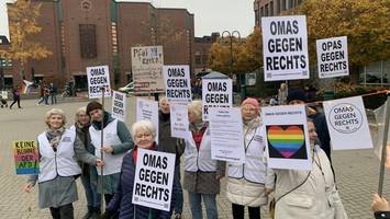 afd im rathaus: mehr polizisten als rechte und 200 demonstranten