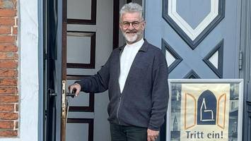 Pastor Andreas Baldenius zieht in Bauwagen und wird Busfahrer