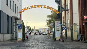 angriff mit reizgas & messer am dong xuan center – drei schwerverletzte