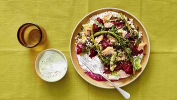 Graupen-Lachs-Bentō mit aufgeschlagener Fetacreme