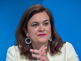 pandemie: eine frau auf der suche nach verzeihung