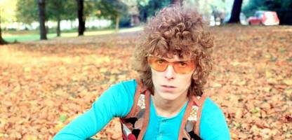 »spaceboy« von frank schätzing: parallelen zwischen david bowie und dem leben des bestsellerautors