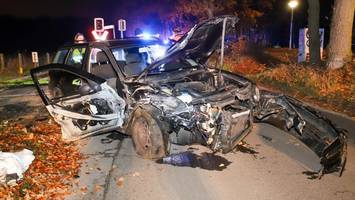 Auto kollidiert mit AKN-Zug – Bahnstrecke bei Elmshorn gesperrt