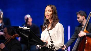 die erinnerung an das grauen bewahren – mit hinreißend schöner musik