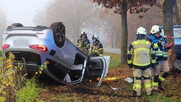 frontal gegen straßenbaum an b4: 63-jährige wird schwer verletzt