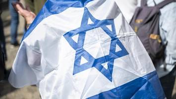 Jugendlicher stört Gedenken zur Pogromnacht – und klaut Israel-Fahne