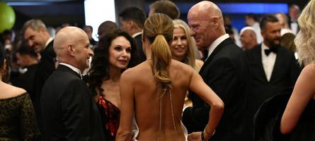 großbäcker willi ihle und neue partnerin ziehen beim augsburger presseball die blicke auf sich