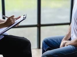 Psychische Erkrankungen: Studie: Patienten in Psychiatrien erhalten zu wenig Psychotherapie