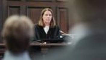 21. Verhandlungstag: Kontakt zu Zeuge - Richterin droht Block mit Haftbefehl