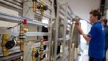 arbeitsmarkt: zahl der abgelegten azubi-abschlussprüfungen auf rekordtief