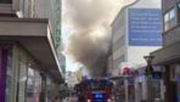 Feuer mit Todesfolge: Kundin stirbt nach Ladenbrand in Krefeld