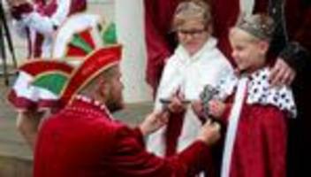 fünfte jahreszeit mv: narren starten in wismar tanzend in die karnevalszeit