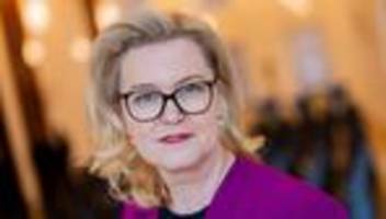 Geschlechtswechsel: Beförderungsstopp für die Kommissarin