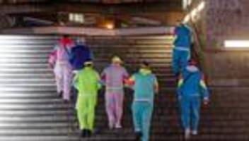 Närrisches Treiben: Erste Jecken in Köln gesichtet