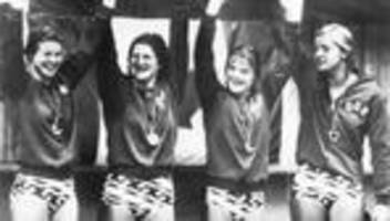 Schwimmen: Dreifache Olympiasiegerin gibt Kindern Schwimmunterricht