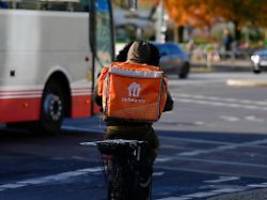 Mehr Kompetenz für Zollfahnder: Koalition will Schwarzarbeit bei Lieferdiensten bekämpfen