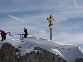Wegen zu vieler Aufkleber: Gipfelkreuz an Zugspitze muss restauriert werden
