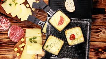 Raclette-Abend: Wie viel Käse braucht man pro Person wirklich?